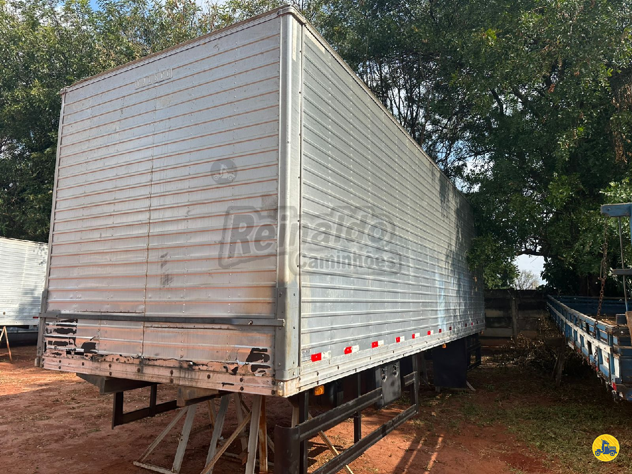 CARROCERIA SOBRE CHASSI  TRUCK BAU FURGAO Reinaldo Caminhões ARARAQUARA SÃO PAULO SP